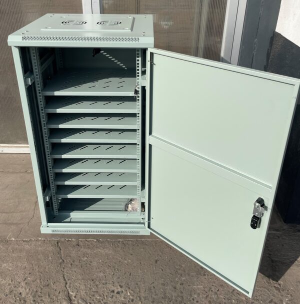 Gabinete
  para Baterias de Litio 22U gris 600x600x1200mm