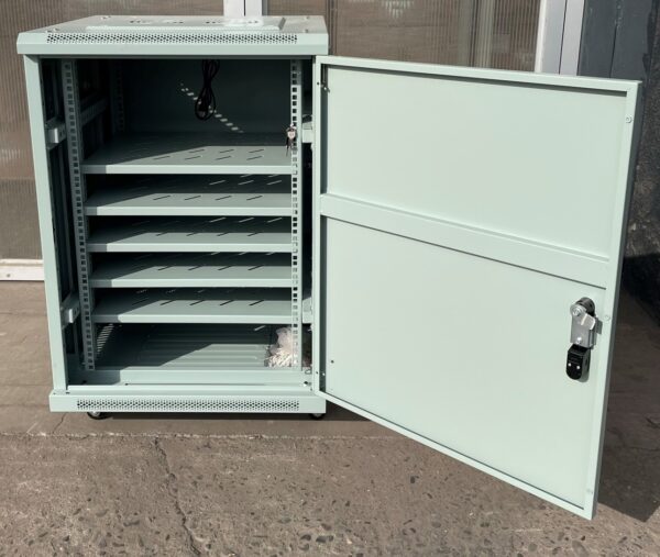 Gabinete
  para Baterías de Litio 16U gris 600x600x896mm