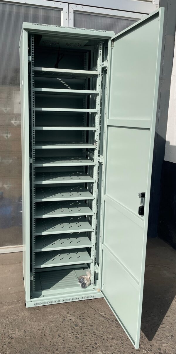 Gabinete
  para Baterias de Litio 42U gris 600x600x2050mm